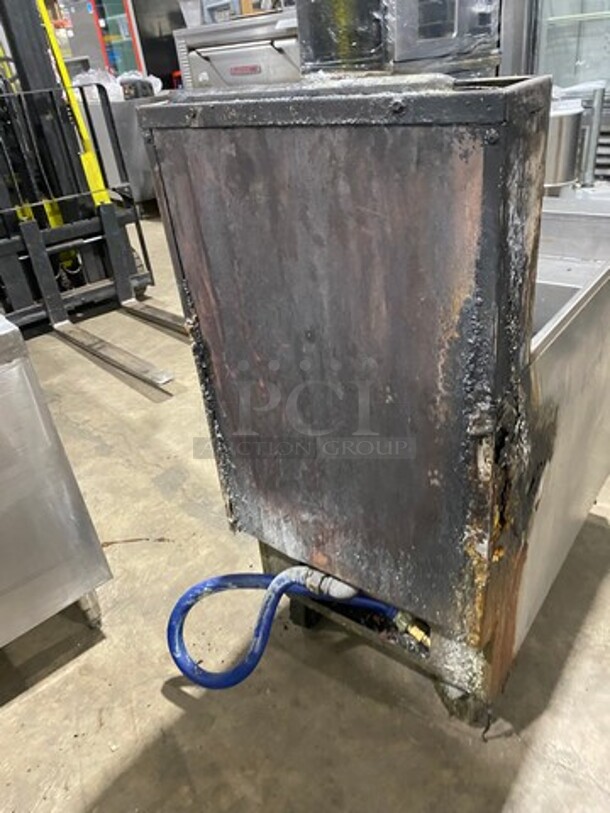 Commercial Natural Gas Powered Deep Fat Fryer! With Back Splash! All Stainless Steel! On Casters! - Image 4 of 7