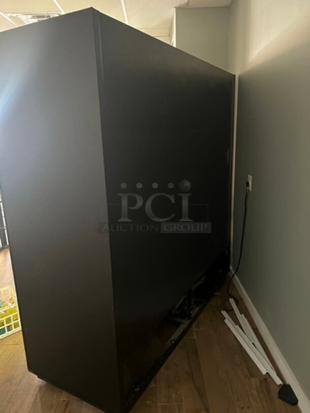 True Commercial 3 Door Reach In Cooler Merchandiser! With View Through Doors! Poly Coated Racks And Drink Racks! WORKING WHEN REMOVED! Model: GDM69 SN: 13482162 115V 60HZ 1 Phase - Image 5 of 6