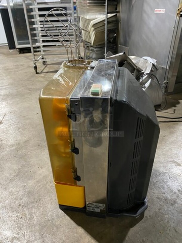 Zumex Commercial Countertop Automatic Orange Juicer! All Stainless Steel! Model: ZUMEXESSENTIAL SN: 344883 115V - Image 2 of 10