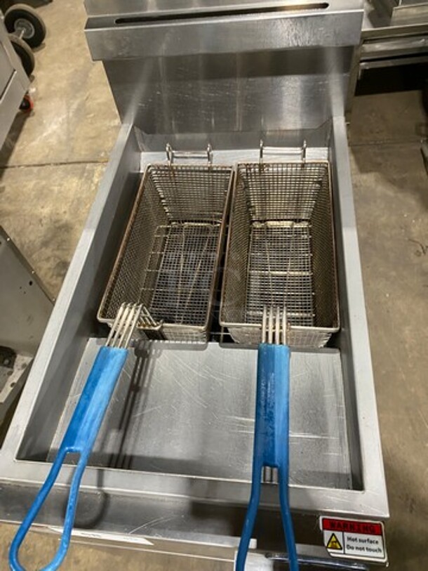 Atosa Commercial Natural Gas Powered Deep Fat Fryer! With Backsplash! With 2 Metal Frying Baskets! All Stainless Steel! On Legs! Model: ATFS40 - Image 5 of 9