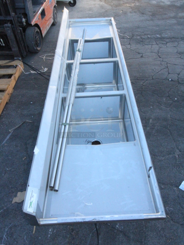 BRAND NEW SCRATCH & DENT! Regency 600S324242 124" 16-Gauge Stainless Steel Three Compartment Commercial Sink with 2 Drainboards - 24" x 24" x 14" Bowls. Appears to be missing 3 of the legs.  - Image 3 of 7