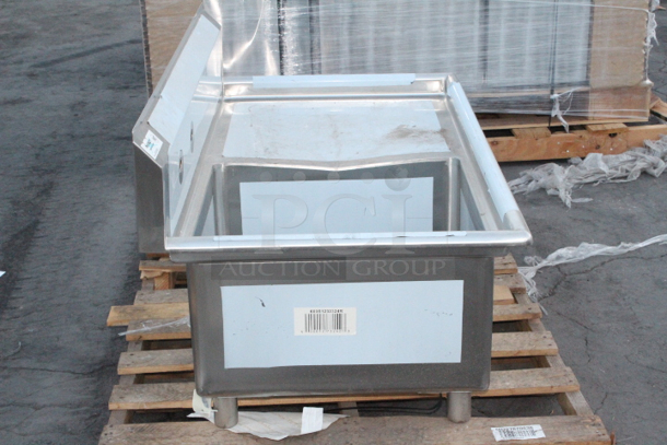 BRAND NEW SCRATCH & DENT! Regency 16 Gauge Stainless Steel One Compartment Commercial Sink With Right Side Drainboard. Back right corner weld is broken  - Image 4 of 7