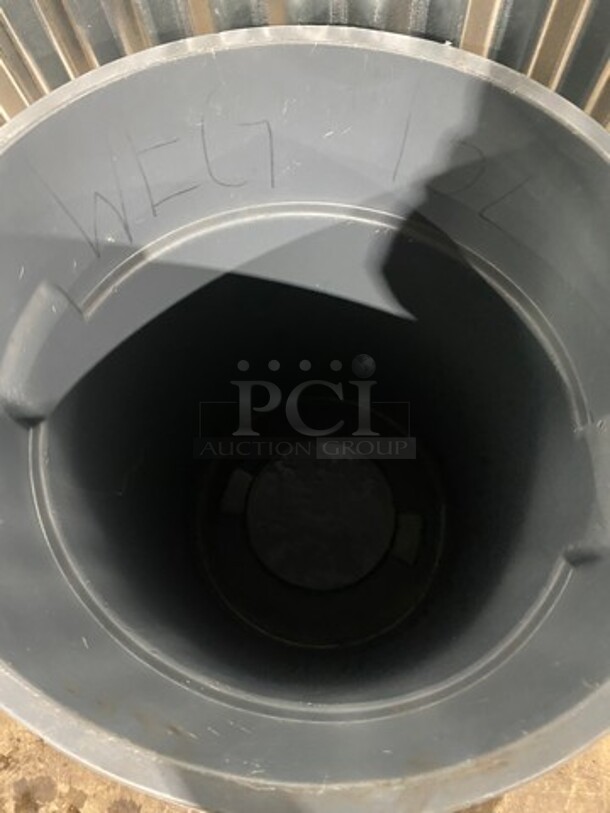 Gray Poly Trash Can! - Image 3 of 5