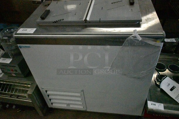 BRAND NEW SCRATCH AND DENT! 2024 Excellence HFF-2-HC  32" Flip Lid Ice Cream Dipping Cabinet. 115 Volts, 1 Phase. Tested and Working! - Image 2 of 6