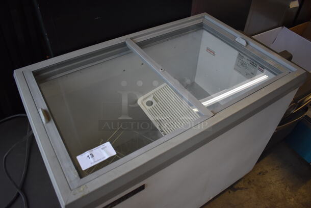 2016 True TFM-41FL Metal Commercial Chest Freezer Merchandiser on Commercial Casters. 115 Volts, 1 Phase. 41.5x26x35. Tested and Powers On But Does Not Get Cold - Image 3 of 7