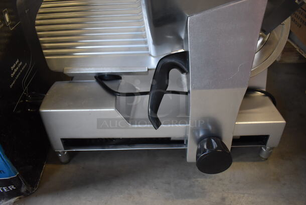 BRAND NEW SCRATCH AND DENT! Avantco 177SL512 Stainless Steel Commercial Countertop Meat Slicer w/ Blade Sharpener. 110-120 Volts, 1 Phase. 26x19x19. Tested and Working! - Image 5 of 7