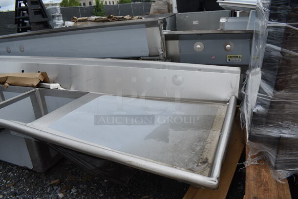 BRAND NEW SCRATCH AND DENT! Regency 600DDTS108R 16-Gauge 9' Soiled / Dirty Dish Table with 3-Compartment Sink - 20" x 20" x 12" Bowls - Right Drainboard.   - Image 3 of 11
