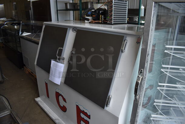 BRAND NEW SCRATCH AND DENT! 2022 Leer L060SCSE Outdoor Slanted Bagged Ice Machine Freezer Merchandiser. Includes Original Manual. 115 Volt 1 Phase. Tested and Working! - Image 3 of 9
