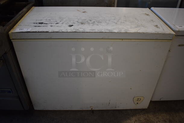 Electrolux FFFC09M1RW Metal Chest Freezer. 115 Volts, 1 Phase. 44x24x33. Tested and Does Not Power On