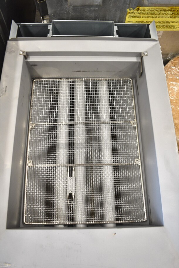 BRAND NEW SCRATCH AND DENT! 2023 Avantco 177FBF1824NG Stainless Steel Commercial Floor Style Natural Gas 110-125 lb. Flat Bottom Funnel Cake / Donut Fryer. Does Not Have Back Piece or Lid. 90,000 BTU - Image 5 of 8