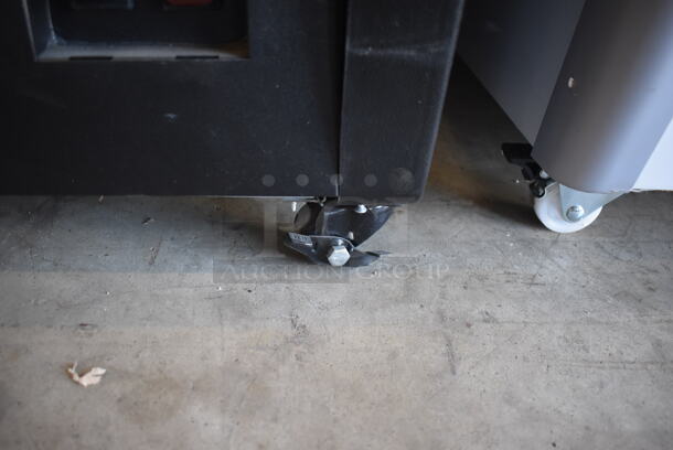 BRAND NEW SCRATCH AND DENT! Avantco 189BMAC26HC Metal Commercial Open Grab N Go Merchandiser on Commercial Casters. 110-120 Volts, 1 Phase. 28x26x59.5. Tested and Working! - Image 9 of 11