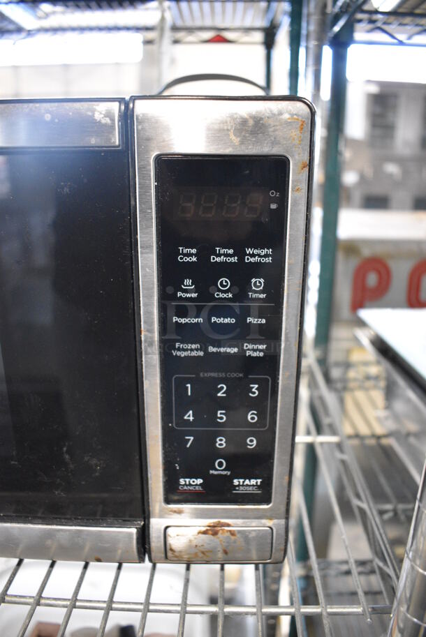 Black & Decker EM720CB7 Countertop Microwave Oven w/ Plate. 120 Volts, 1 Phase. 17x12x10 - Image 4 of 6