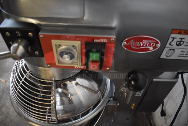 BRAND NEW SCRATCH AND DENT! Avantco 177MX20H Metal Commercial Floor Style 20 Quart Planetary Dough Mixer w/ Stainless Steel Mixing Bowl, Bowl Guard, Dough Hook, Balloon Whisk and Paddle Attachments. 110 Volts, 1 Phase. 17x24x32. Tested and Working! - Image 4 of 7
