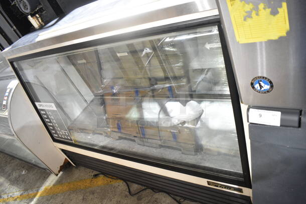 True TSID-72-2 Metal Commercial Floor Style Deli Display Case Merchandiser. See Pictures for Crack in Glass. 115 Volts, 1 Phase. Tested and Working!  - Image 3 of 8