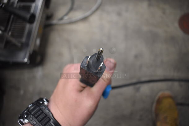 BRAND NEW SCRATCH AND DENT! Avantco 178SSPT60MHC Stainless Steel Commercial Sandwich Salad Prep Table Bain Marie Mega Top on Commercial Casters. 115 Volts, 1 Phase. Tested and Working! - Image 8 of 8