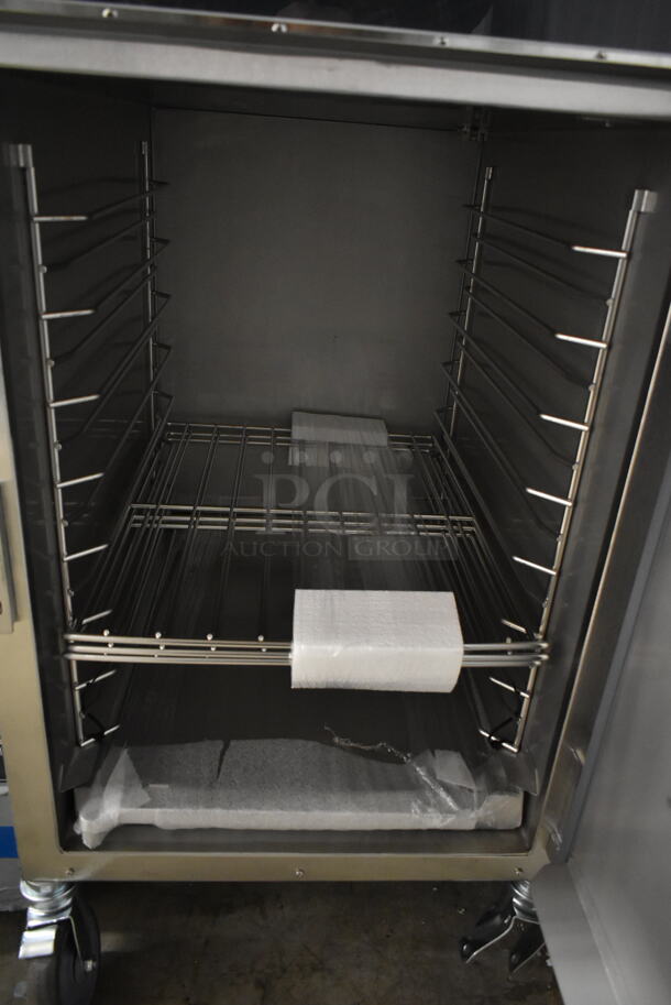 BRAND NEW SCRATCH AND DENT! 2023 Alto Shaam 1000-TH/I Stainless Steel Commercial Electric Powered Cook N Hold Oven on Commercial Casters. 208-240 Volts, 1 Phase.  - Image 6 of 8