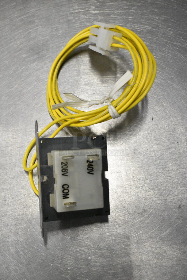 3 BRAND NEW SCRATCH AND DENT! Items Including HPM234429 Moffat M234429 Transformer, HP0094452400 Vulcan 00-944524-00001 Thermostat 550D 120V S/S, HP00944298 Vulcan 00-944298 Thermostat. 3 Times Your Bid!  - Image 3 of 10