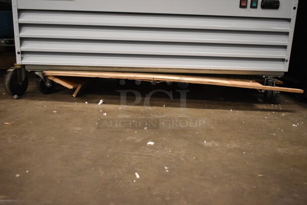 BRAND NEW SCRATCH AND DENT! 2023 Avantco 178GDC40HCW Metal Commercial 48" White Swing Glass Door Merchandiser Refrigerator with LED Lighting and Poly Coated Racks. 115 Volts, 1 Phase. Tested and Working! - Image 3 of 6