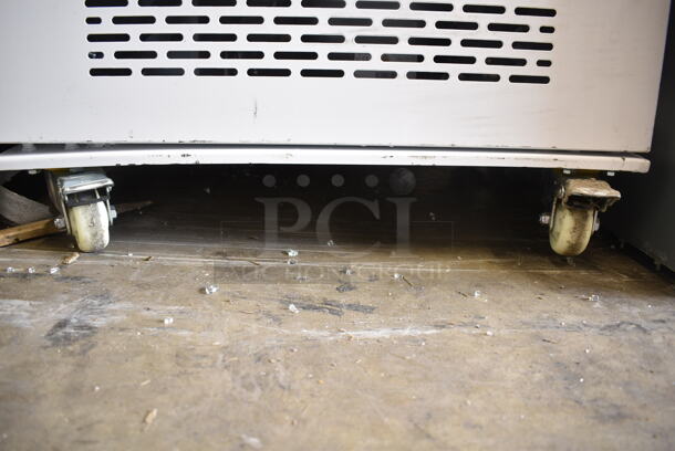 BRAND NEW SCRATCH AND DENT! Avantco 193GD4C15HCW Metal Commercial  White 4-Sided Glass Refrigerated Display Case on Commercial Casters. 110-120 Volts, 1 Phase. Tested and Working! - Image 4 of 7