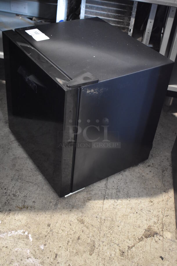 BRAND NEW SCRATCH AND DENT! Arctic King AWCA016ADB Metal Wine Cooler Chiller Merchandiser. 115 Volts, 1 Phase. Tested and Working! - Image 3 of 6