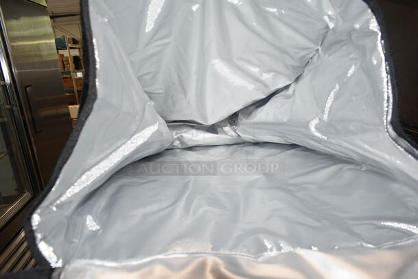 6 BRAND NEW IN BOX! Rubbermaid Pro Serve Insulated Food Carrying Bags. 6 Times Your Bid! - Image 5 of 8