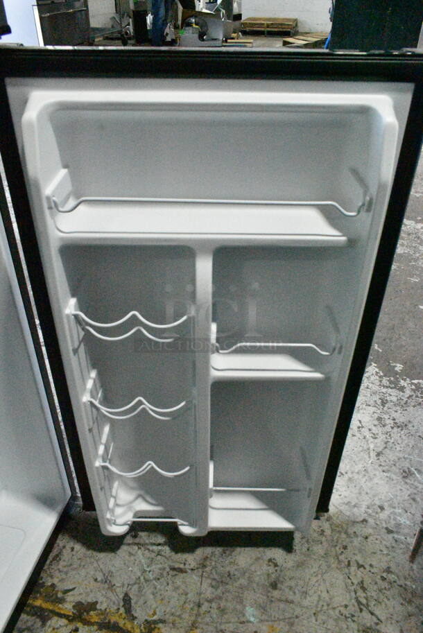 Galanz GL46TS5E Metal Cooler w/ Freezer. 115 Volts, 1 Phase. Tested and Working! - Image 7 of 8