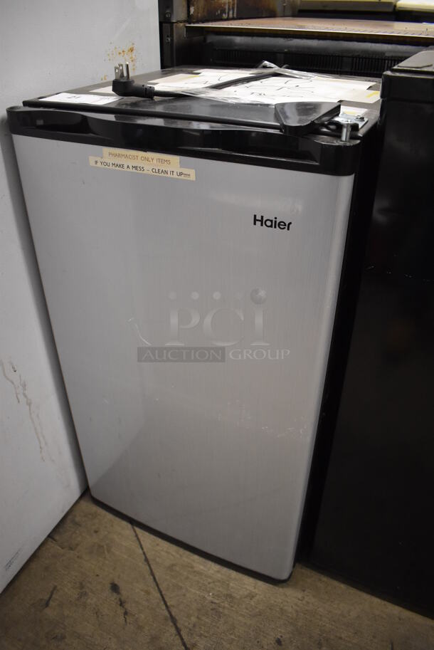 Haier HC32SF10SV Metal Mini Cooler. 115 Volts, 1 Phase. 18x19x32. Tested and Powers On But Does Not Get Cold - Image 2 of 6