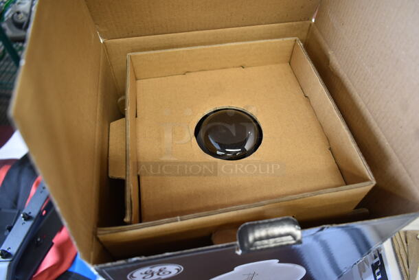 ALL ONE MONEY! Lot of Various Items Including Choice Clear Tumblers and Light - Image 4 of 5