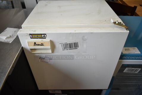 Avanti 18-3RW/RC Metal Mini Cooler. 115 Volts, 1 Phase. Tested and Powers On But Does Not Get Cold