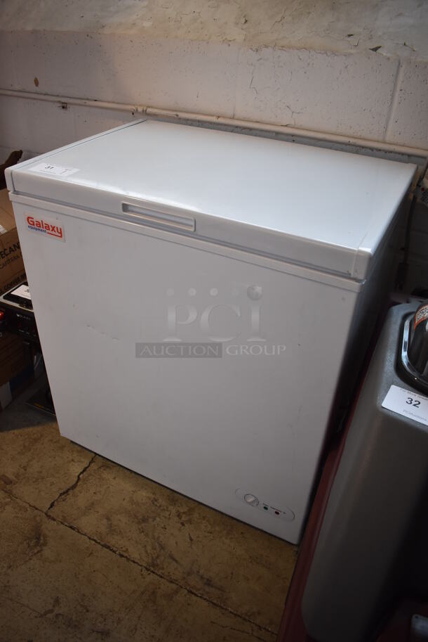 Galaxy 177CF5 Metal Chest Freezer on Casters. 115 Volts, 1 Phase. 30.5x22x33. Tested and Powers On But Does Not Get Cold - Image 3 of 6