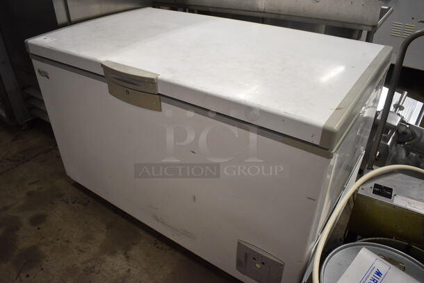 Avantco Model 178CF14 Metal Chest Freezer on Commercial Casters. 115 Volts, 1 Phase. 54.5x32.5x34. Tested and Working! - Image 2 of 7