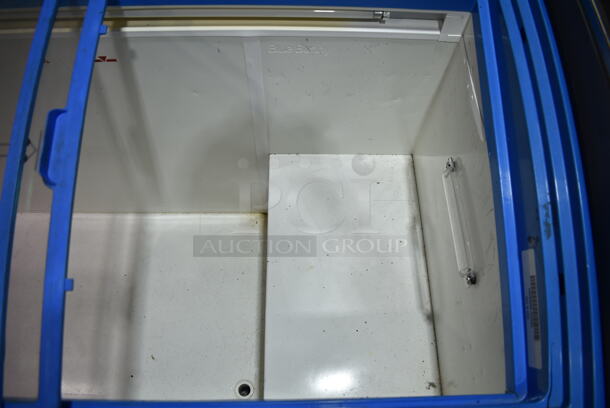 AHT RIO S 125 Metal Commercial Novelty Ice Cream Freezer Merchandiser on Commercial Casters. 115 Volts, 1 Phase. Tested and Working! - Image 3 of 5