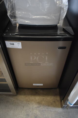 BRAND NEW SCRATCH AND DENT! Whynter CUF-210SSg 2.1 cu.ft Energy Star Upright Freezer with Lock in Rose Gold. 115 Volts, 1 Phase. Tested and Working!