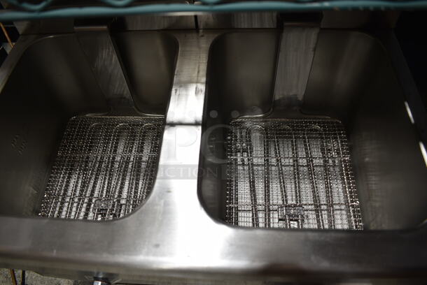 BRAND NEW SCRATCH AND DENT! 2023 Avantco 177F202 Stainless Steel Commercial Countertop Electric Powered 2 Bay Fryer w/ Lids and Metal Fry Baskets. 208-240 Volts, 1 Phase.  - Image 6 of 7