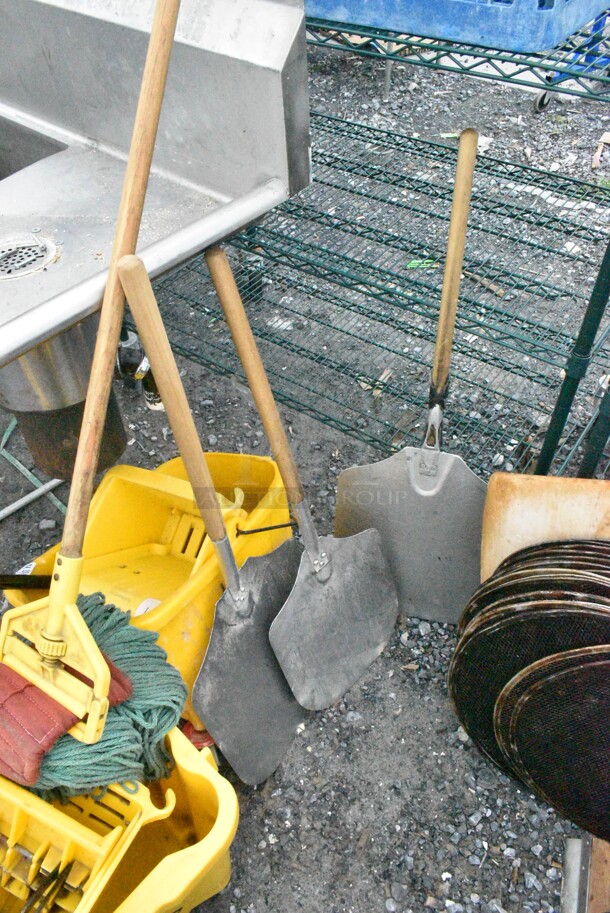 ALL ONE MONEY! Lot of Various Items Including 5 Pizza Peels, 33 Metal Pizza Screen, 9 Pizza Pie Stands, Rubbermaid Pro Serve Catering Carrying Bags.  - Image 7 of 10