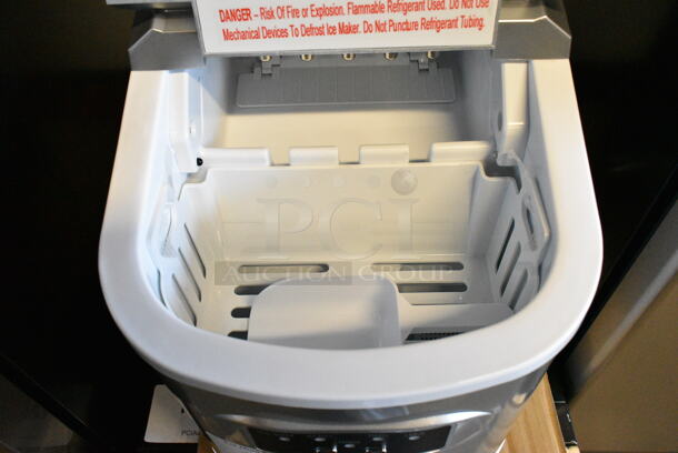 BRAND NEW SCRATCH AND DENT! Whynter IMC-270MS Metal Countertop Compact Portable Ice Maker 27 lb capacity. 115 Volts, 1 Phase. Tested and Working! - Image 5 of 6