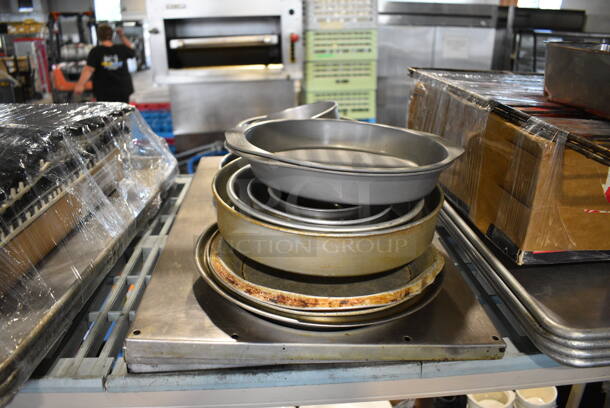 ALL ONE MONEY! Tier Lot of Various Items Including Baking Pans - Image 3 of 6