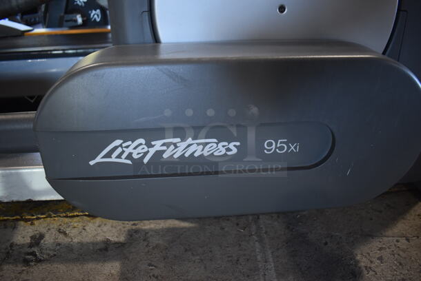 Life Fitness 95Xi Metal Commercial Fit Stride Total Body Trainer Elliptical Machine. 26x82x63. Tested and Working! - Image 5 of 7