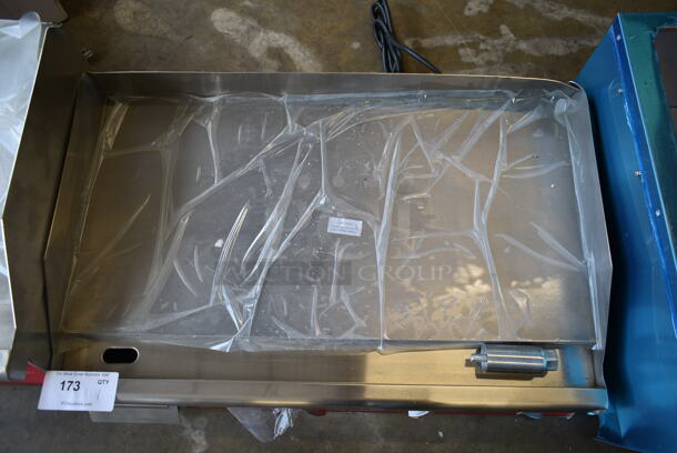 BRAND NEW SCRATCH AND DENT! 2023 Avantco 177EG30N Stainless Steel Commercial Countertop Electric Powered Flat Top Griddle. 208/240 Volts, 1 Phase. - Image 2 of 5