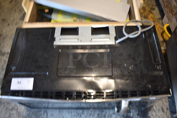Frigidaire FFMV164LSA Metal Residential Microwave Oven. 120 Volts, 1 Phase. - Image 2 of 9