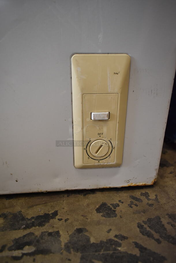 Holiday LCM050LC Metal Chest Freezer. 115 Volts, 1 Phase. Tested and Working! - Image 4 of 9