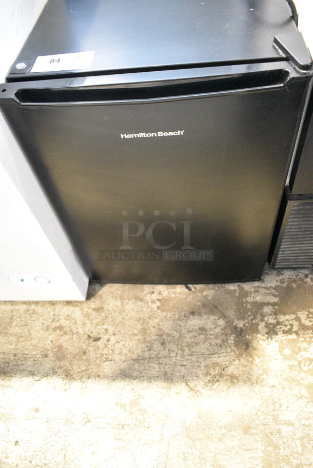 Hamilton Beach REFHB27AB Metal Mini Cooler. 115 Volts, 1 Phase. Tested and Powers On But Does Not Get Cold - Image 2 of 6