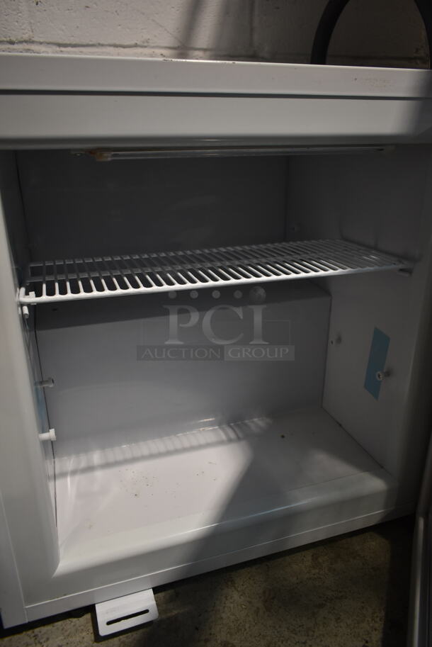 Avantco 360CFM2 Metal Mini Cooler Merchandiser. 110-120 Volts, 1 Phase. Tested and Working! - Image 4 of 5