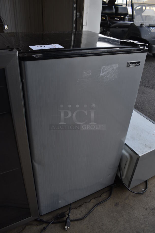Magic Chef HMR330SE Metal Mini Cooler. 115 Volts, 1 Phase. 19x18x33. Tested and Working! - Image 3 of 7