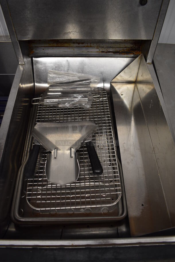 Carter Hoffmann Stainless Steel Crisp N Hold Dumping Station w/ Lower Warming Unit and Fry Scoop on Commercial Casters. Warming Drawer: 120 Volts, 1 Phase. Dumping Station: 208 Volts, 1 Phase. 19.5x34x48.5. Warming Unit Is Tested and Working! - Image 8 of 8