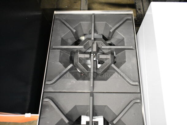 BRAND NEW SCRATCH AND DENT! Vollrath HPG2-12 Cayenne Stainless Steel 2 Burner Countertop Hot Plate / Range, Natural / LP Gas.  - Image 5 of 7
