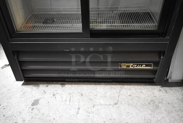 True GDM-33SSL-54 Metal Commercial 2 Door Reach In Cooler Merchandiser w/ Poly Coated Racks. 115 Volts, 1 Phase. Tested and Working! - Image 3 of 7
