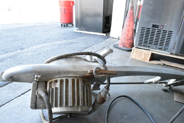Kentmaster 151 Metal Commercial Meat Saw. Cannot Test Due To Cut Power Cord - Image 4 of 5