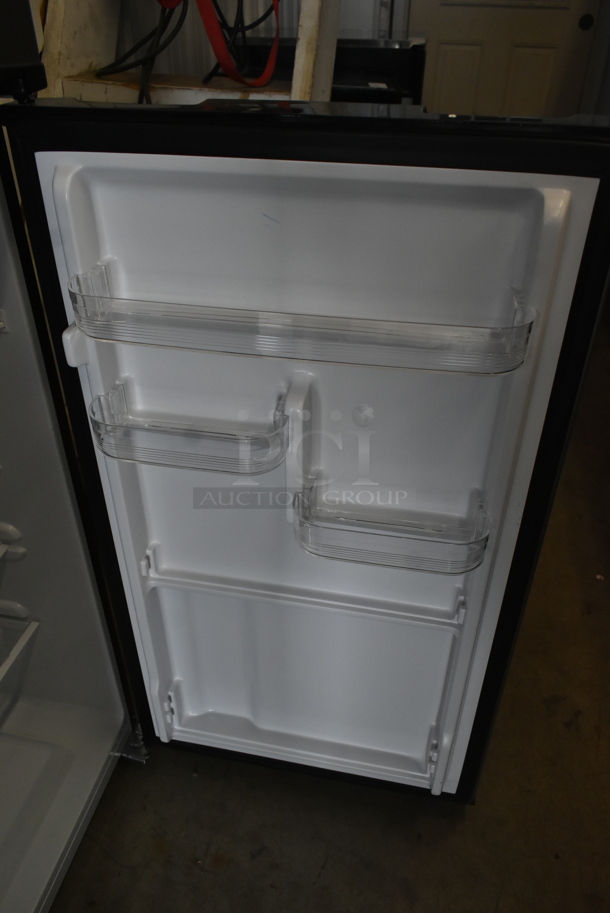 Frigidaire Metal Cooler Freezer Combo. 115 Volts, 1 Phase. Cannot Test Due To Damaged Plug - Image 4 of 5