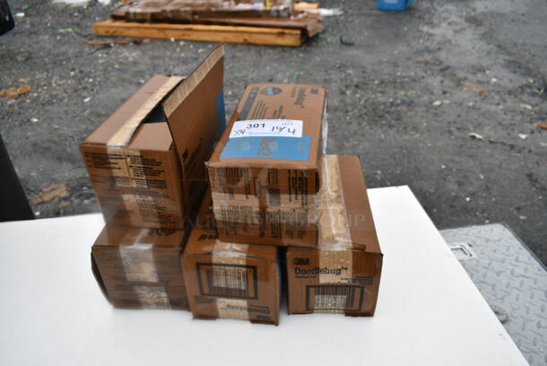 5 BRAND NEW SCRATCH AND DENT! 3998242 3M 8242 Doodlebug 10" x 4 5/8" Blue Scrubbing Pad - 5/Pack. 5 Times Your Bid!  - Image 2 of 3